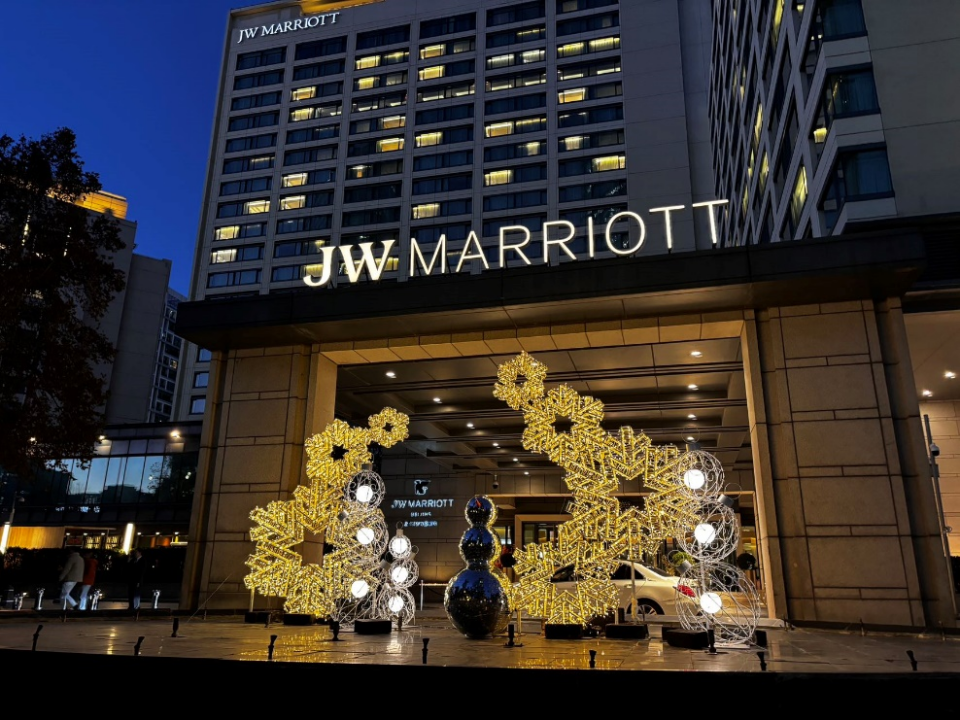 点亮生活，阅览世界 北京JW万豪酒店2024圣诞季温馨启幕