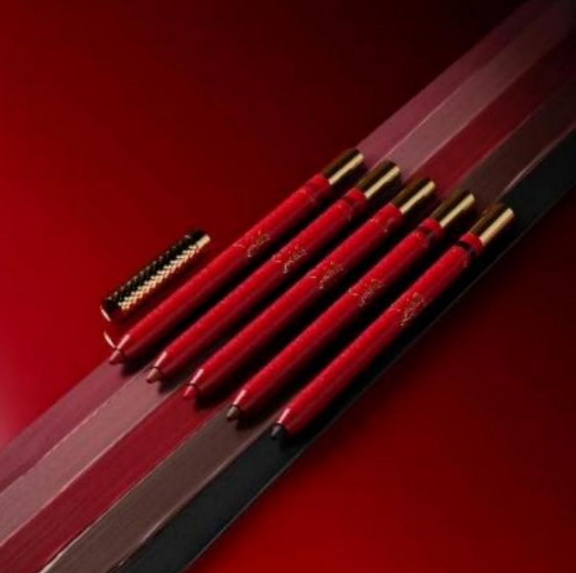 CHRISTIAN LOUBOUTIN 路铂廷全新双用唇线笔 革新轮廓美学