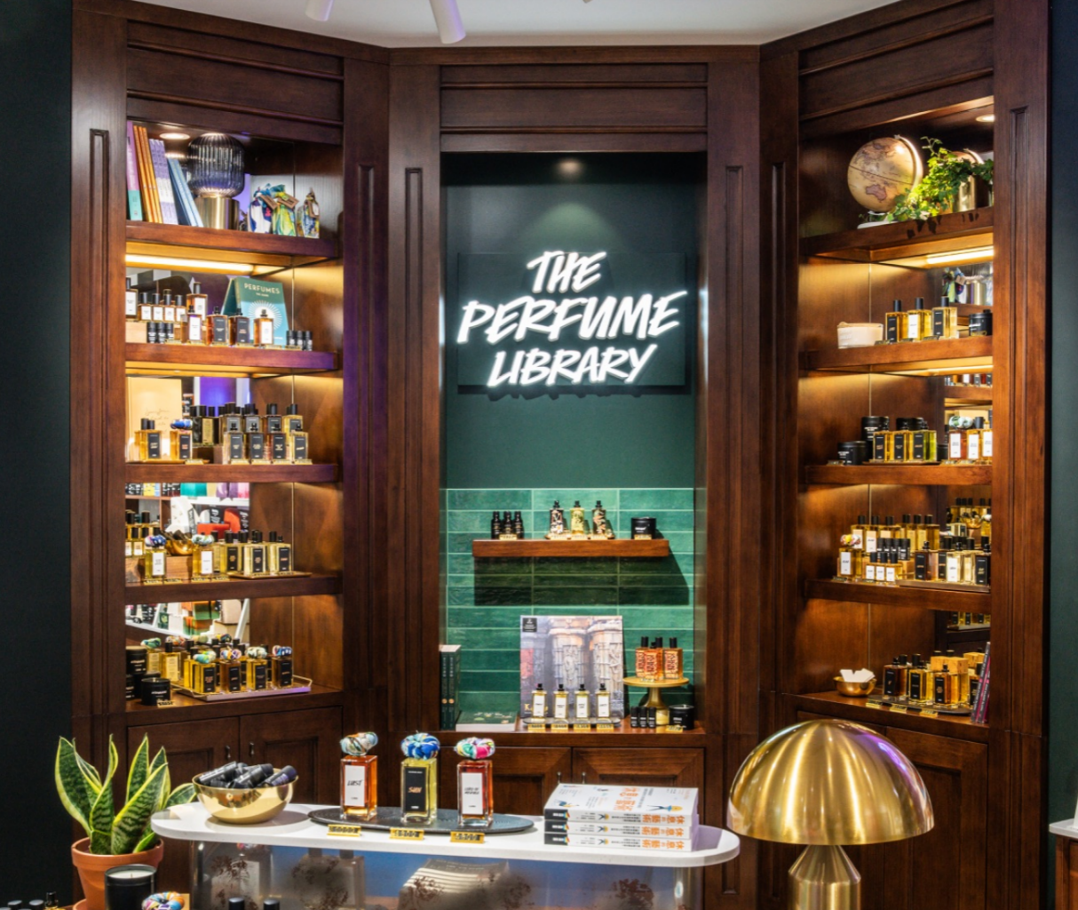 LUSH 进驻又一城 全港首家 “香水图书馆” 概念店 以书籍和音乐感受香气的魔力