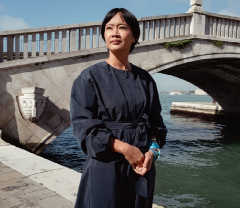 迪安·苏奇 (Dian Suci) 荣获第十届 Max Mara 女性艺术奖 (2025 - 2027)