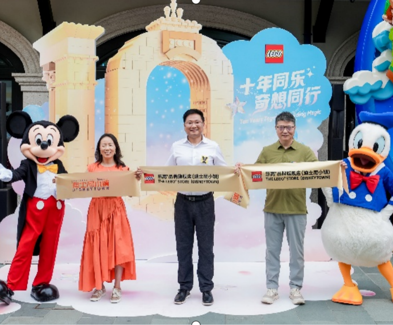 十载筑趣，创想常在｜乐高中国首店十年焕新，与沪上迪士尼共赴周年之约